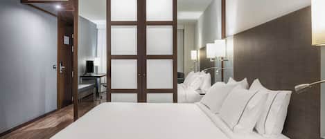 Minibar, coffres-forts dans les chambres, bureau, rideaux occultants