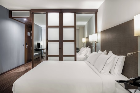 Minibar, caja de seguridad en la habitación y escritorio