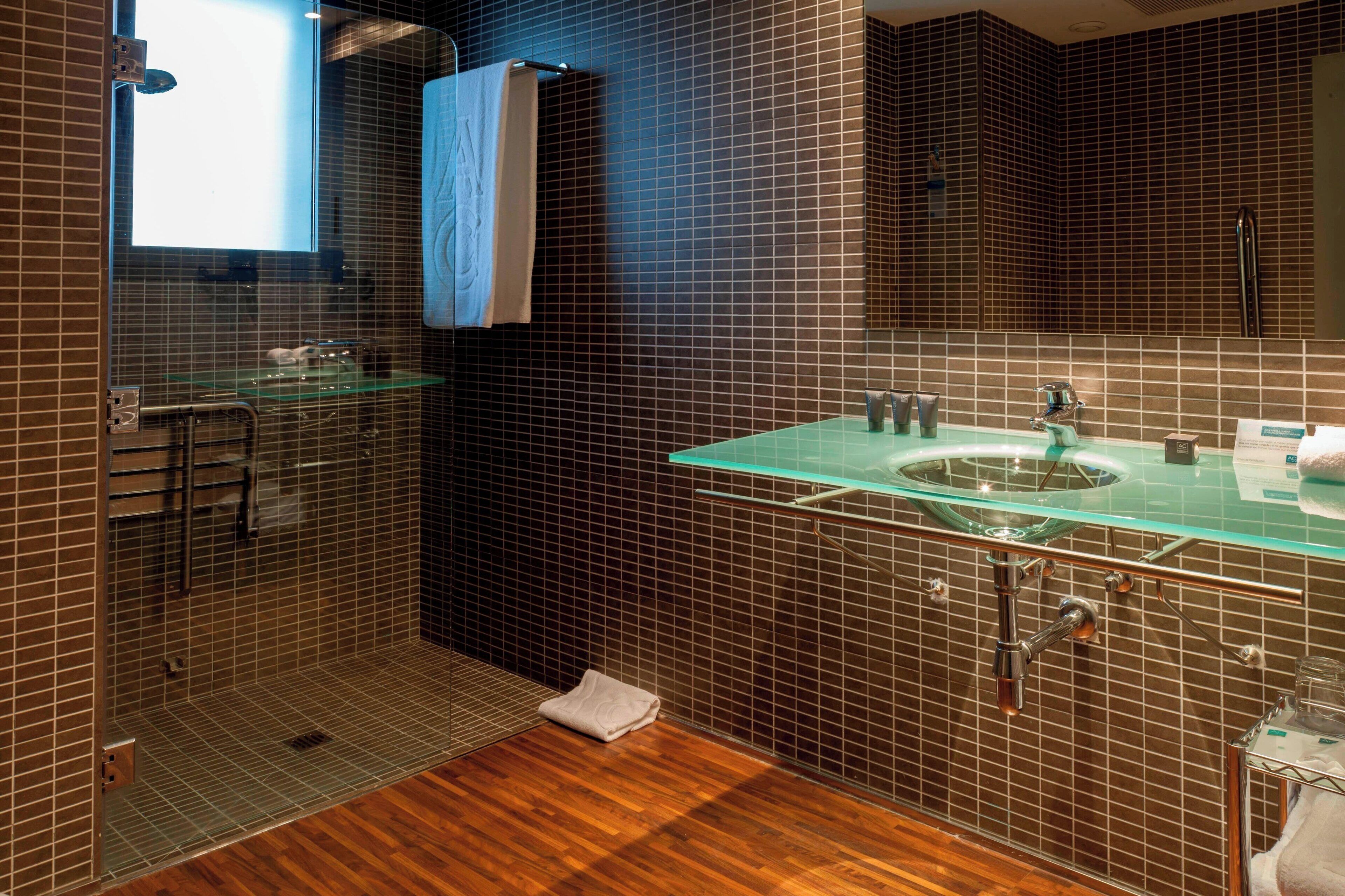 standard room, 1 queen bed | bathroom | combined shower/bathtub, free toiletries, hair dryer, bidet