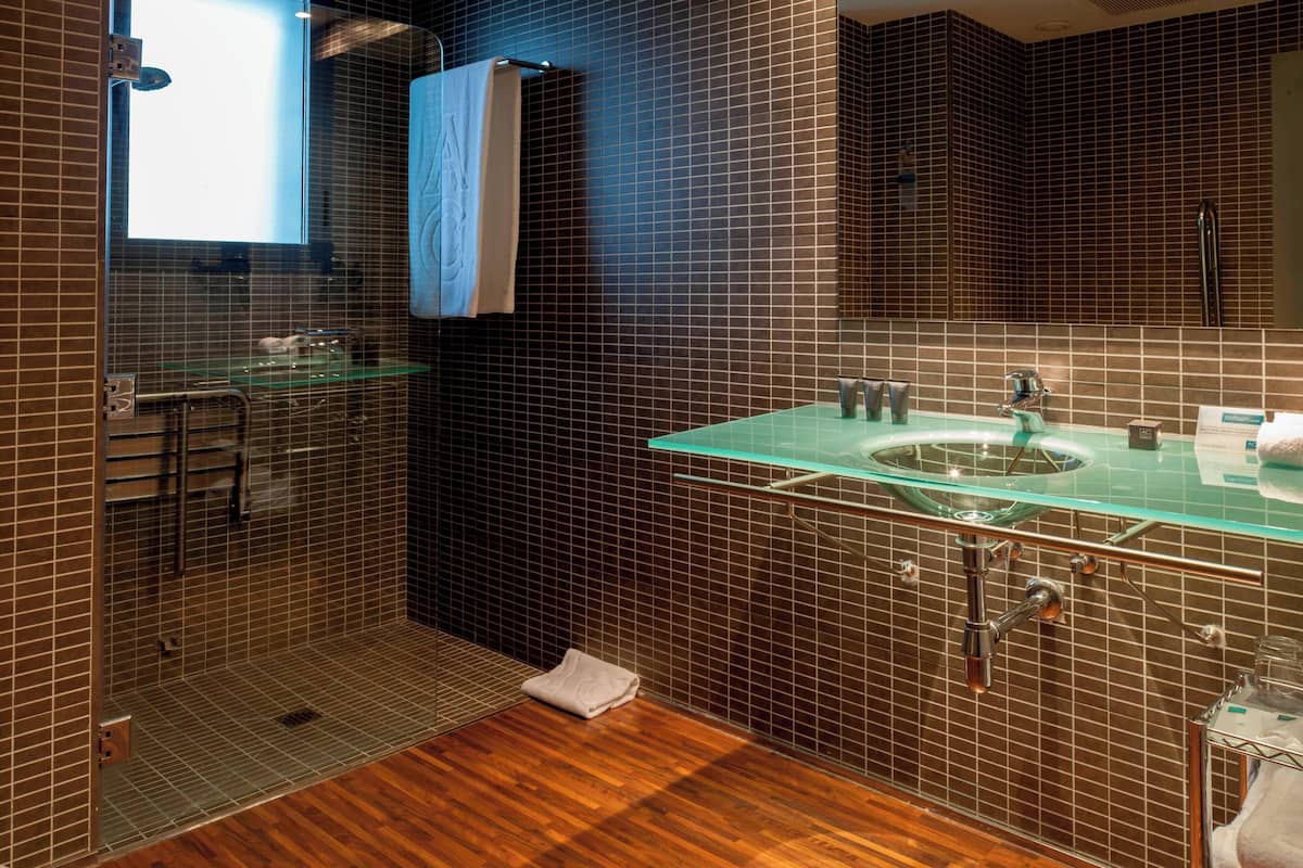 standard room, 1 queen bed | bathroom | combined shower/bathtub, free toiletries, hair dryer, bidet