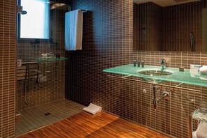 Habitación estándar, 1 cama Queen size | Baño | Tina con regadera, amenidades de baño gratuitas, secadora de cabello 