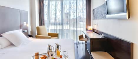 Tallelokero huoneessa, työpöytä, äänieristys, ilmaiset vauvansängyt