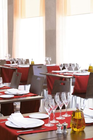 Breakfast, lunch and dinner served - Occidental Madrid Este (Madrid)