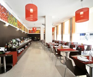 S'hi serveixen esmorzars, dinars, sopars i plats de cuina mediterrània 