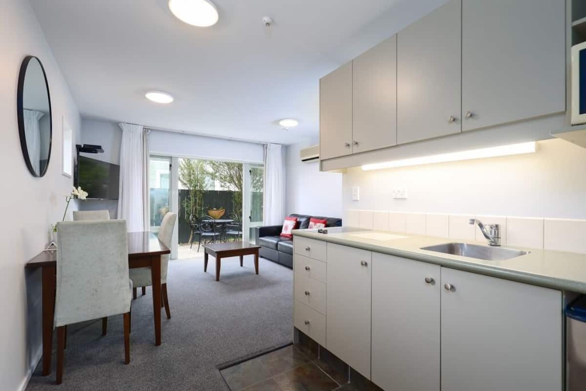 Appartement, 2 slaapkamers | Privékeuken | Een koelkast, een magnetron, een kookplaat