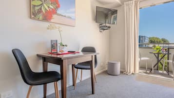 Estudio, 1 cama King size | Ropa de cama de alta calidad y espacio para trabajar con laptop