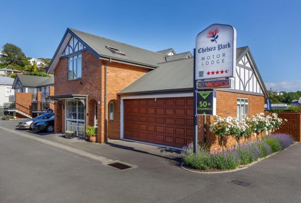 Chelsea Park Motor Lodge, met een bord waarop 50+ zenders en een bord 'kamer te huur' staan.