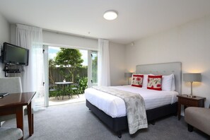 Seprai premium, ruang kerja ramah laptop, dan kedap suara