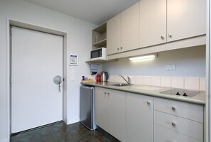 Kühlschrank, Mikrowelle, Herdplatte, Wasserkocher mit Kaffee-/Teezubehör
