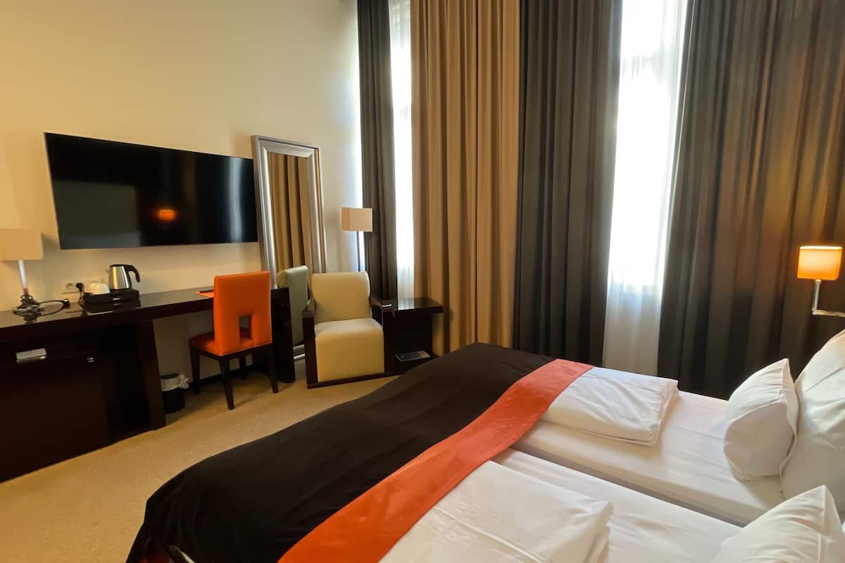 Deluxe Twin Room, 1 Queen Bed | Bathroom