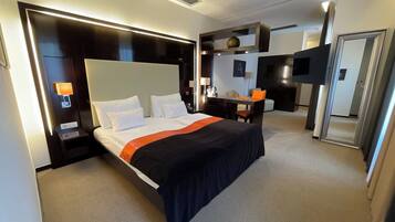 Frigobar (abastecido com alguns itens grátis), cofres nos quartos