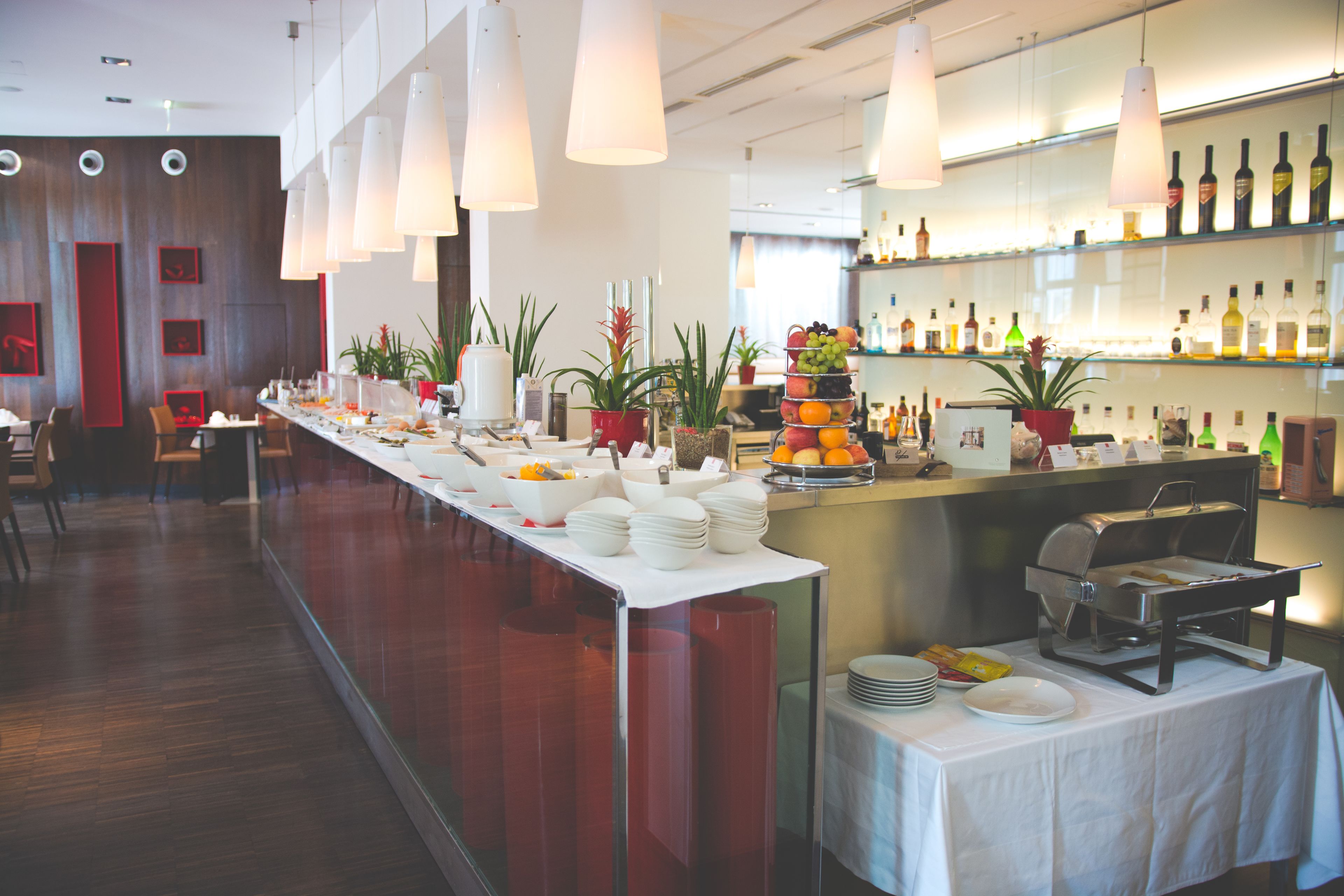 Bữa sáng buffet hàng ngày (24 EUR/mỗi người) 