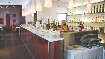 Café da manhã com buffet diário (EUR 24 por pessoa)