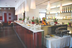 每日供應吃到飽早餐 (每人 EUR24)