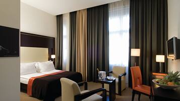 Deluxe-Doppelzimmer, 1 Queen-Bett | Minibar (mit einigen kostenlosen Artikeln), Zimmersafe, Schreibtisch