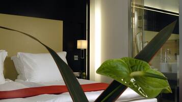 Deluxe-Doppelzimmer, 1 Queen-Bett | Minibar (mit einigen kostenlosen Artikeln), Zimmersafe, Schreibtisch