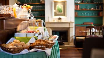 Daily buffet breakfast (PLN 60 per person)