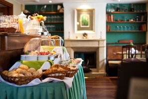Daily buffet breakfast (PLN 60 per person)