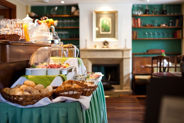 Daily buffet breakfast for a fee