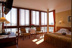 1 bedroom, hypo-allergenic bedding, minibar, in-room safe