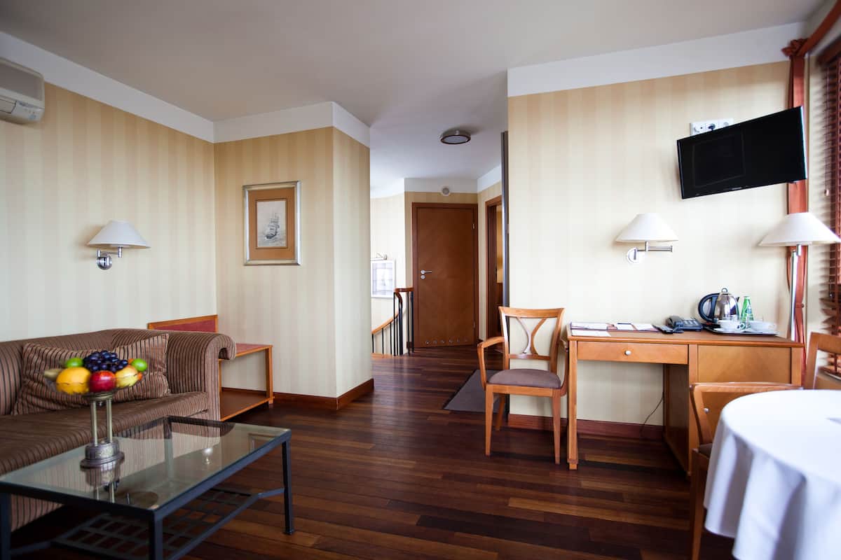 suite | living area | 32-cm lcd tv with digital channels, tv