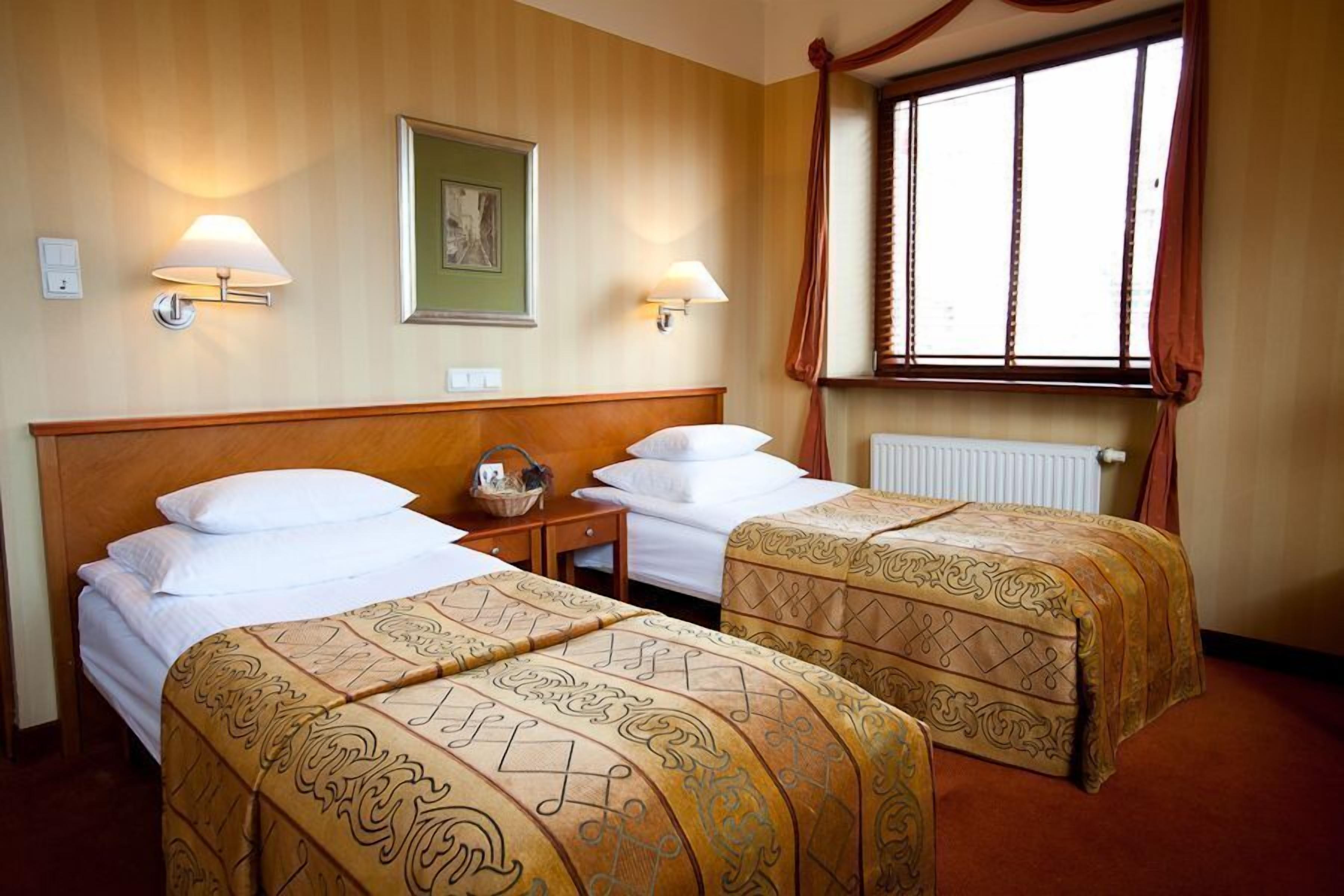 standard double or twin room | hypo-allergenic bedding, minibar, in-room safe, desk