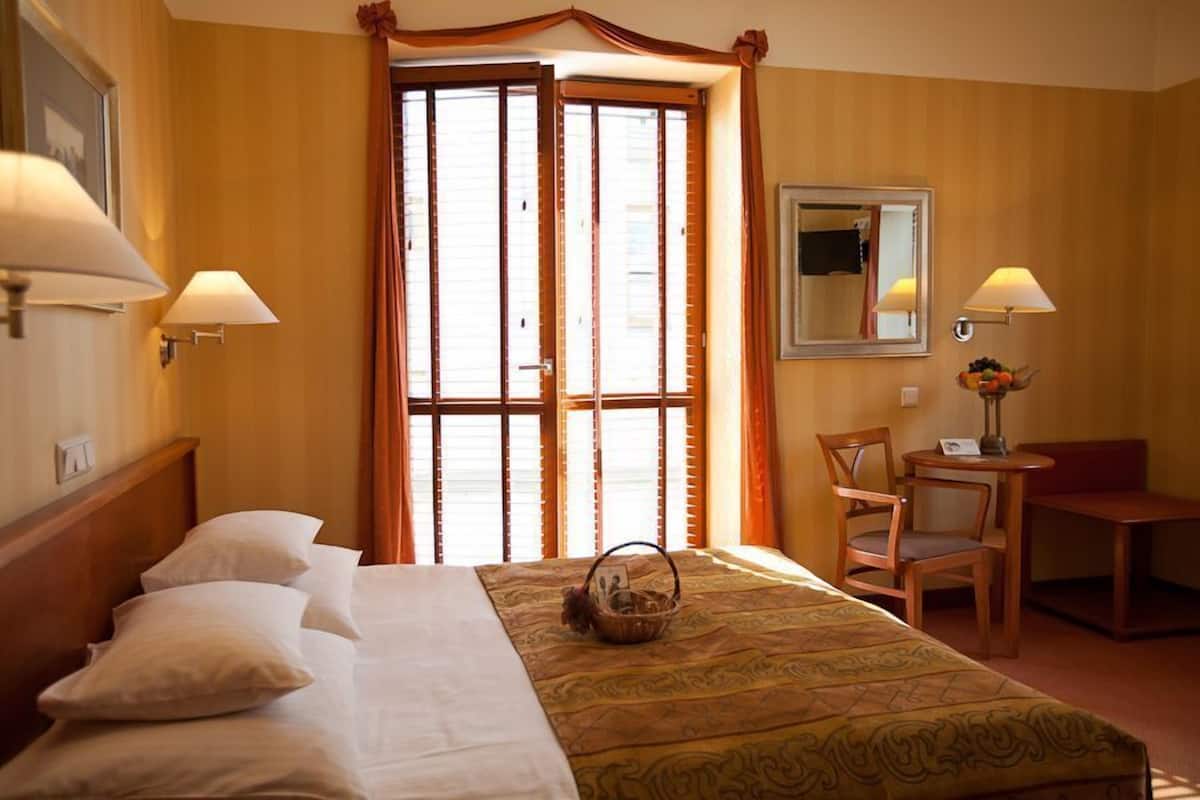 hypo-allergenic bedding, minibar, in-room safe, desk