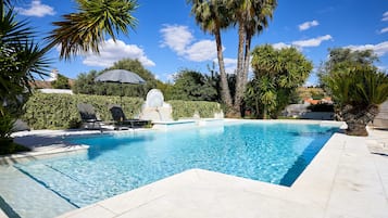 Una piscina al aire libre de temporada