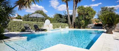 Una piscina al aire libre de temporada