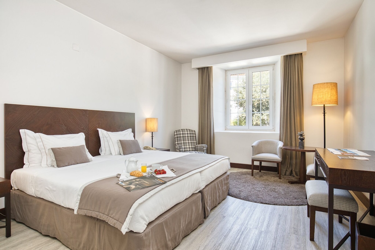 Minibar, in-room safe, desk, WiFi (free)