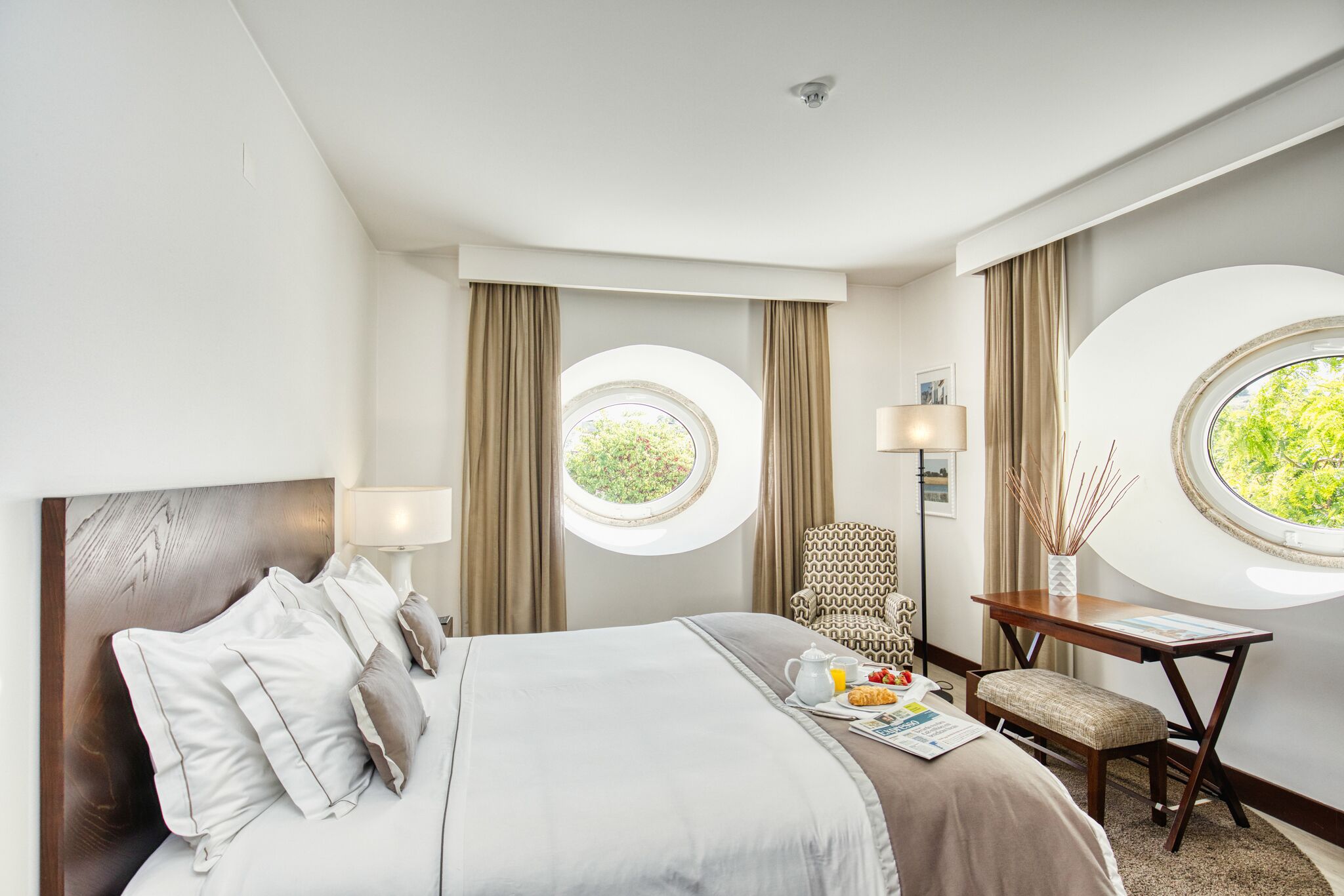 Minibar, in-room safe, desk, WiFi (free)