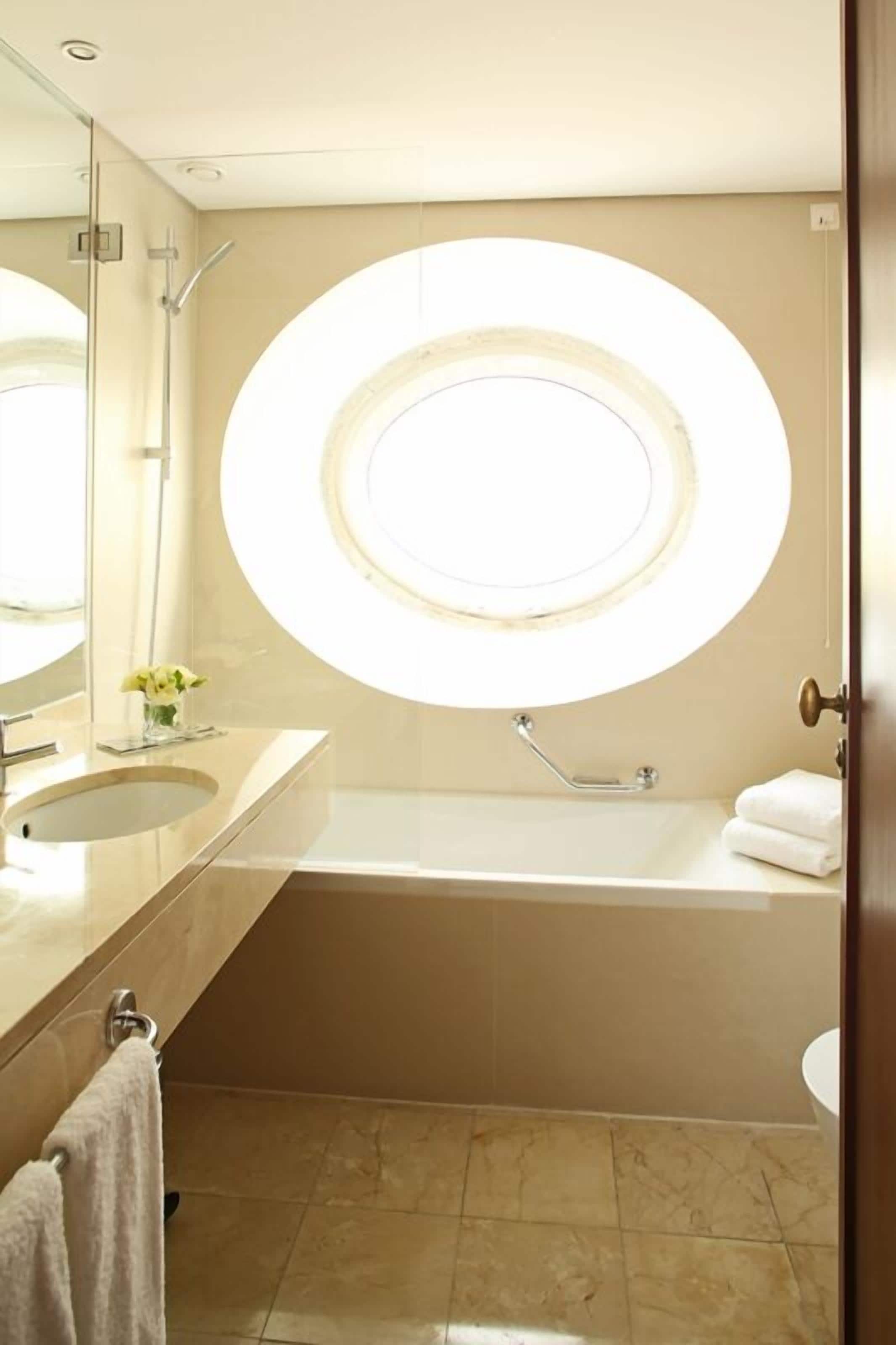 superior double room | minibar, in-room safe, desk, free wifi