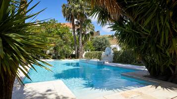 Una piscina al aire libre de temporada
