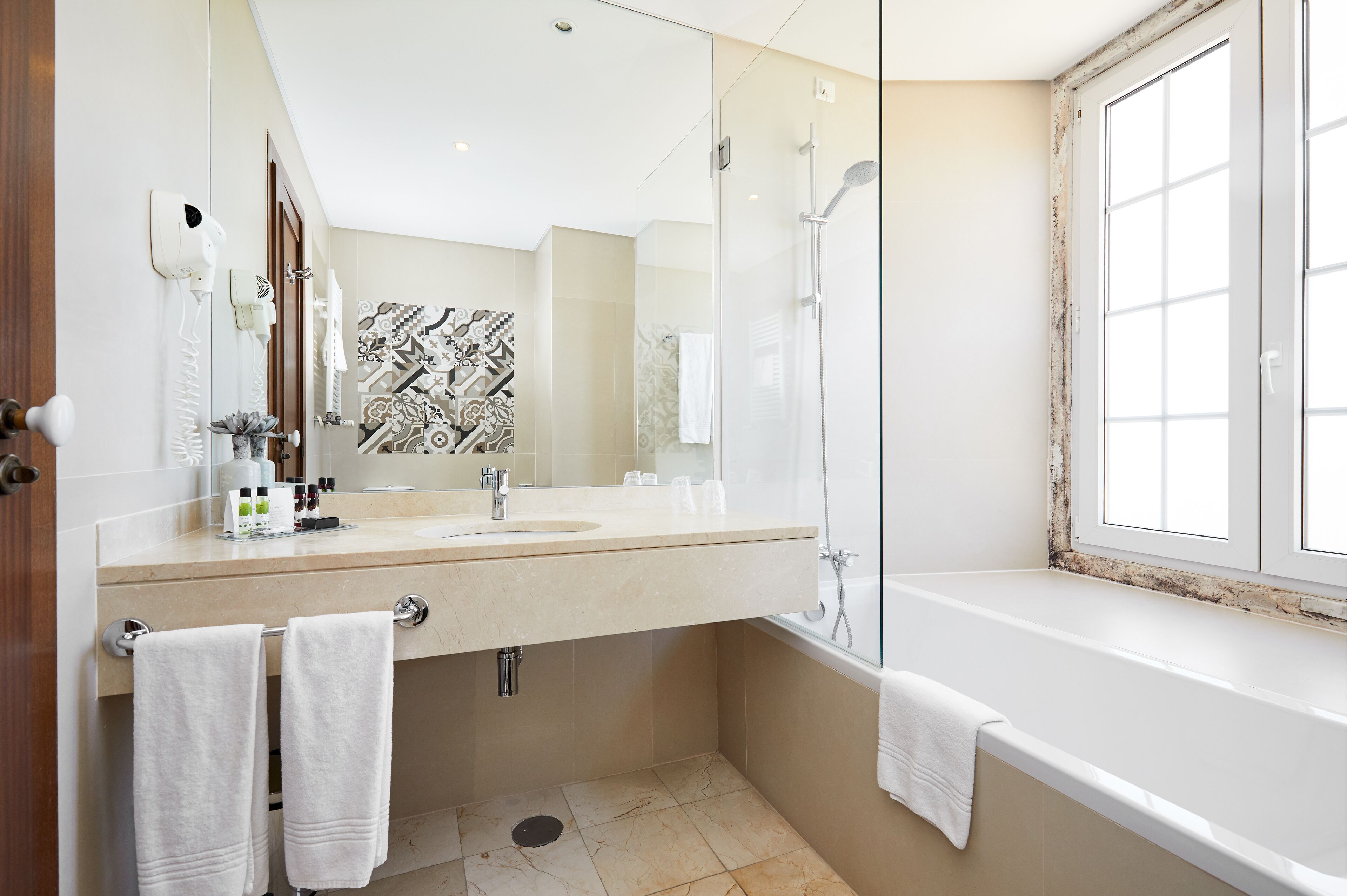 minibar, in-room safe, desk, free wifi