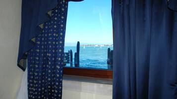 Minibar, in-room safe, free WiFi