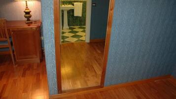 Zimmersafe, Schreibtisch, Verdunkelungsvorhänge, kostenloses WLAN