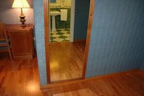 Caja fuerte, escritorio, cortinas opacas y wifi gratis