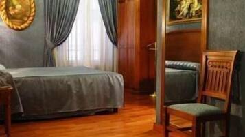 Junior-Suite | Zimmersafe, Schreibtisch, VerdunkelungsvorhÀnge, kostenloses WLAN