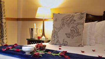 Luksusrom, 1 soverom | Sengetøy av topp kvalitet, minibar og safe på rommet