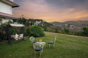 Outdoor dining - Springfields (Shimla)