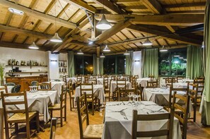Se sirven cenas y cocina italiana; con vista al jardín