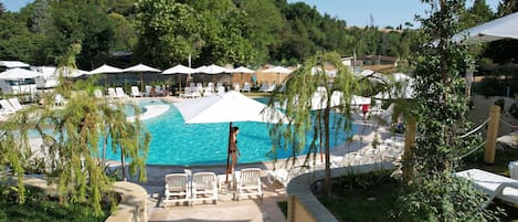 Piscina stagionale all'aperto, ombrelloni da piscina, lettini