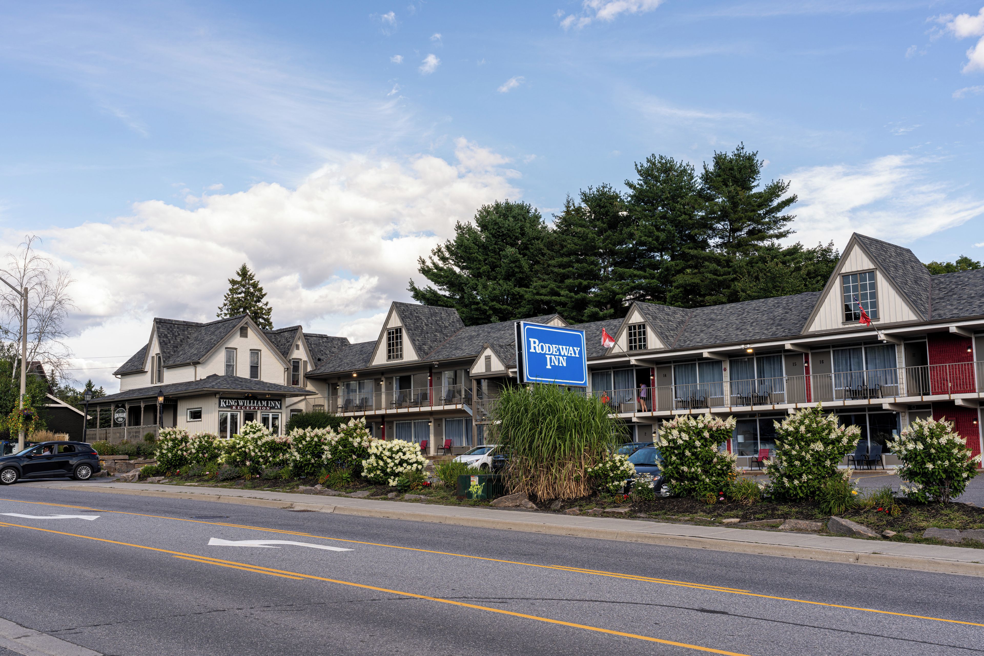 Un motel comprenant une réception, plusieurs chambres et un parking.