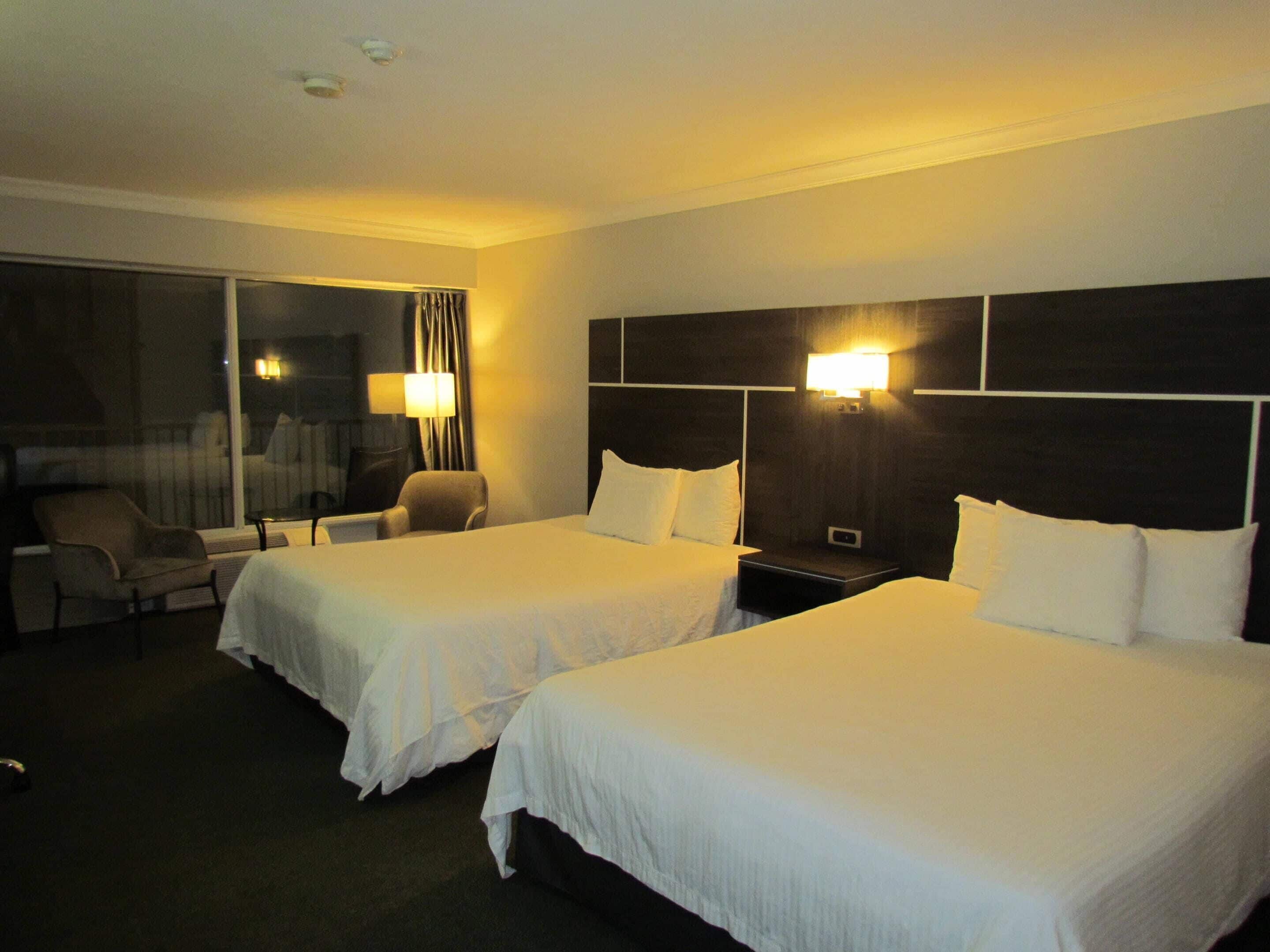 ห้องพัก, เตียงควีนไซส์ 2 เตียง, ปลอดบุหรี่ | โต๊ะทำงาน, ผ้าม่านกันแสง, เตารีด/โต๊ะรีดผ้า, Wi-Fi ฟรี