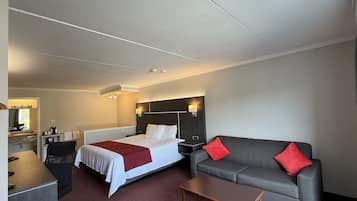 Standard Room, 1 King Bed, Non Smoking | Living area