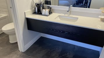 Ducha y bañera combinadas y artículos de higiene personal gratuitos