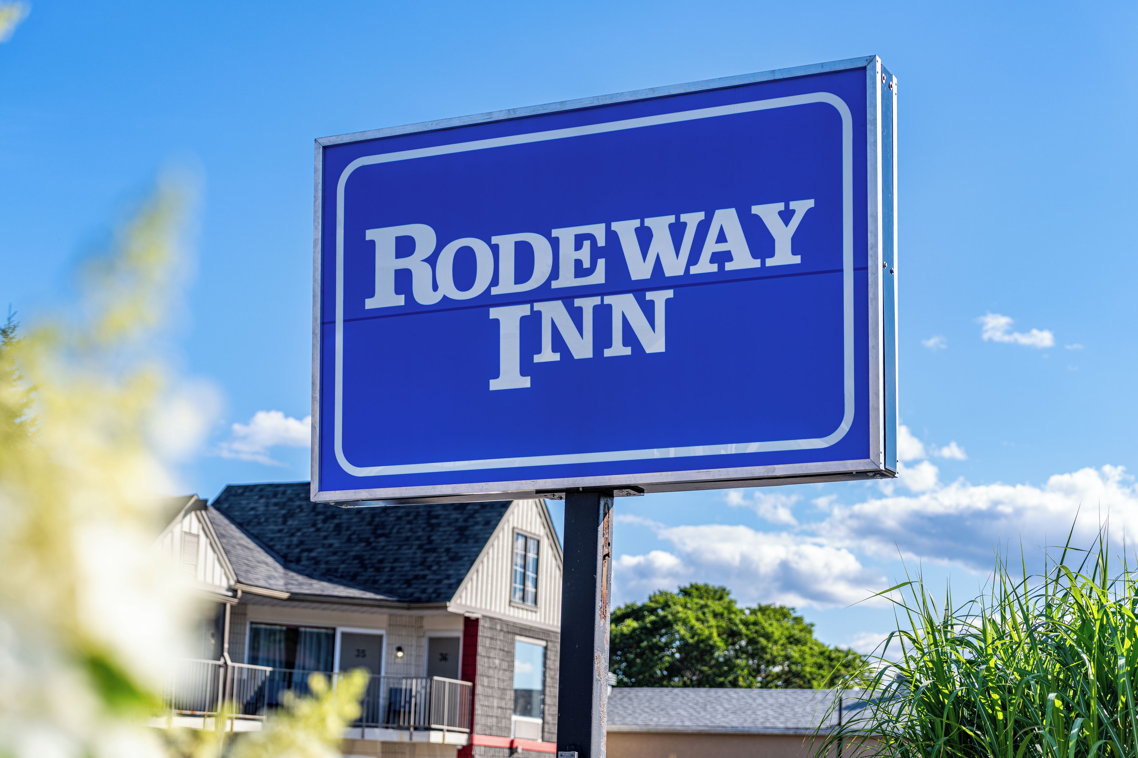 A sign for Rodeway Inn.