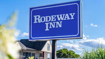A sign for Rodeway Inn.
