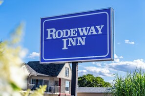 A sign for Rodeway Inn. - Rodeway Inn King William (Huntsville)