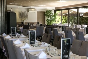 Der serveres frokost, aftensmad og regionale retter